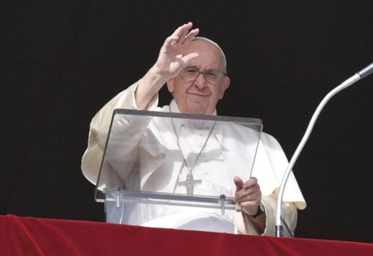 Francisco reivindica en el ángelus la capacidad de, llegado el momento, “hacerse a un lado”