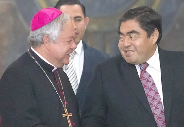 arzobispo Víctor Sánchez y político Miguel Barbosa