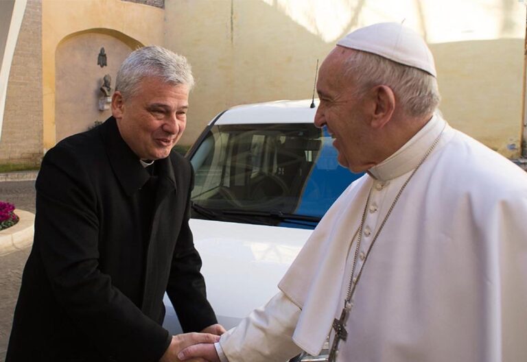 El cardenal Krajewski llega a Ucrania para llevar la felicitación del Papa