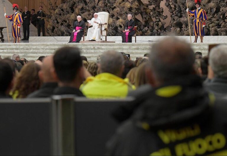 El papa Francisco con el Cuerpo de Bomberos Italiano