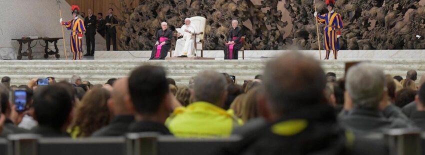 El papa Francisco con el Cuerpo de Bomberos Italiano
