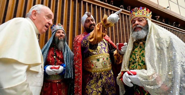 El papa Francisco en la audiencia general con los Reyes Magos