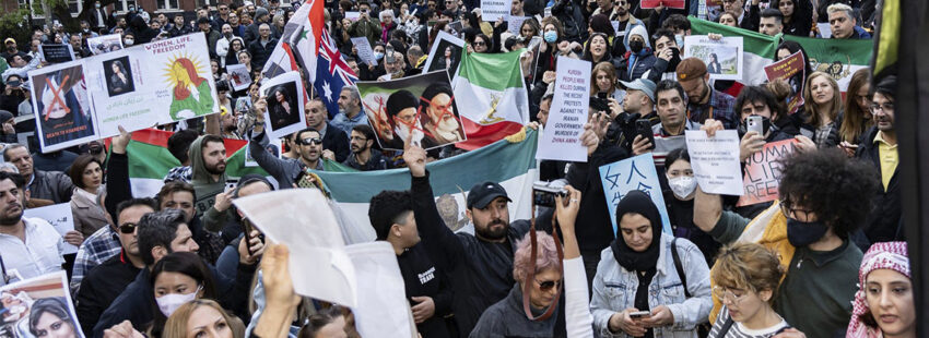 Muere una menor iraní tras ser arrestada por quitarse el velo en clase