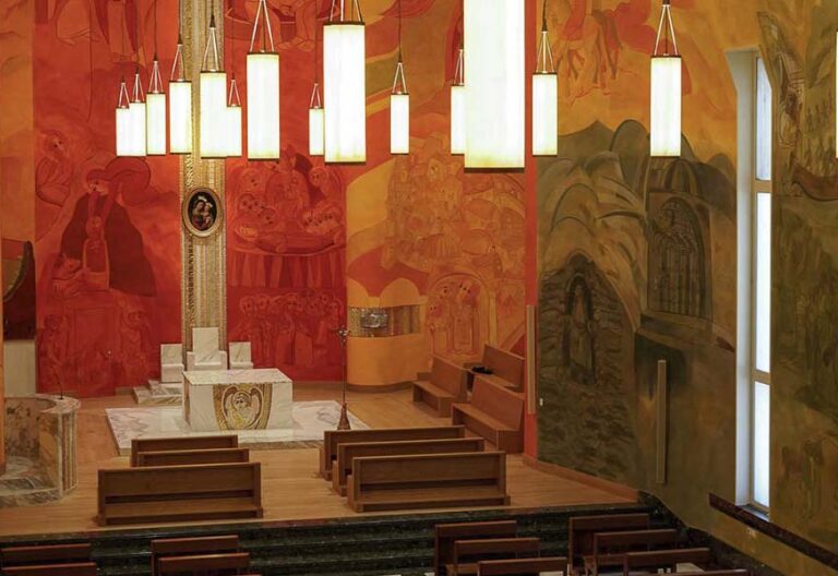 Rupnik ya no crea mosaicos, pero su taller busca clientes