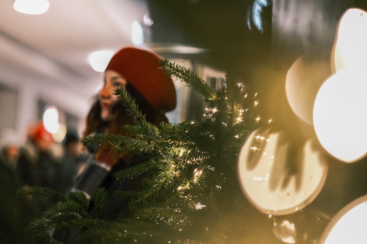 mujer y árbol de Navidad