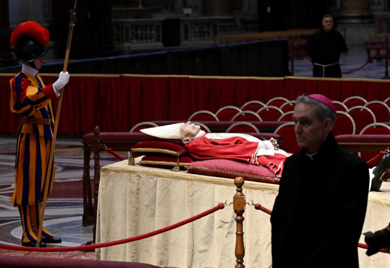 Ganswein ante los restos de Benedicto XVI en San Pedro