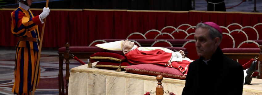 Ganswein ante los restos de Benedicto XVI en San Pedro