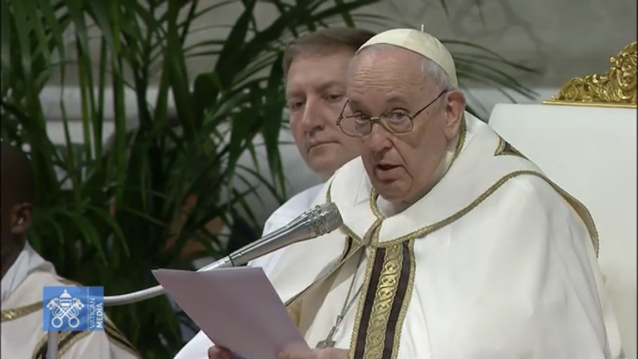 Francisco homenajea a Benedicto XVI en su homilía del Día de Reyes