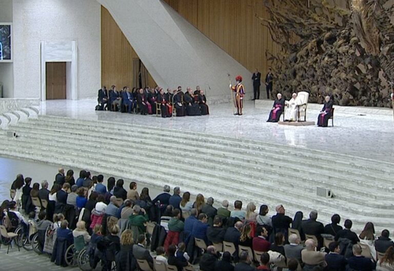 El aplauso de Francisco a Benedicto XVI “más allá de la muerte”