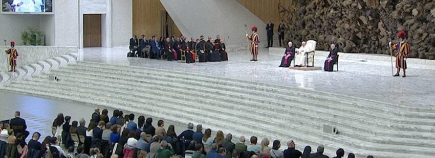 El aplauso de Francisco a Benedicto XVI “más allá de la muerte”