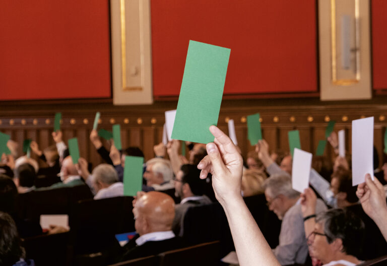 Reestructurar hacia comunidades que alumbren vida