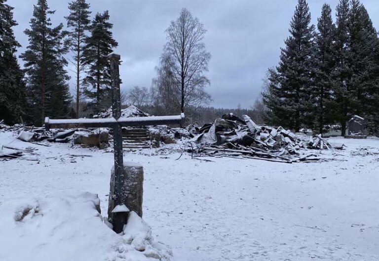 Prenden fuego a una iglesia en Finlandia durante la celebración de Navidad