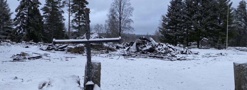Prenden fuego a una iglesia en Finlandia durante la celebración de Navidad