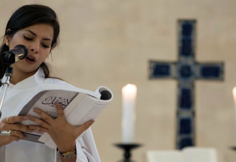 Sally Azar, primera mujer sacerdote en Jerusalén