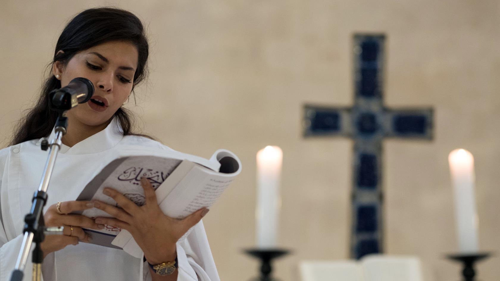 Sally Azar, primera mujer sacerdote en Jerusalén