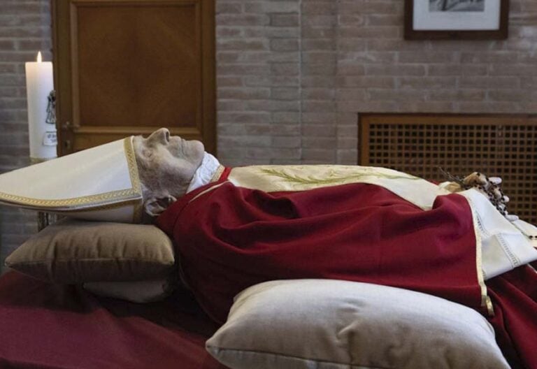 Ya ha comenzado el velatorio privado de Benedicto XVI en el Monasterio Mater Ecclesia