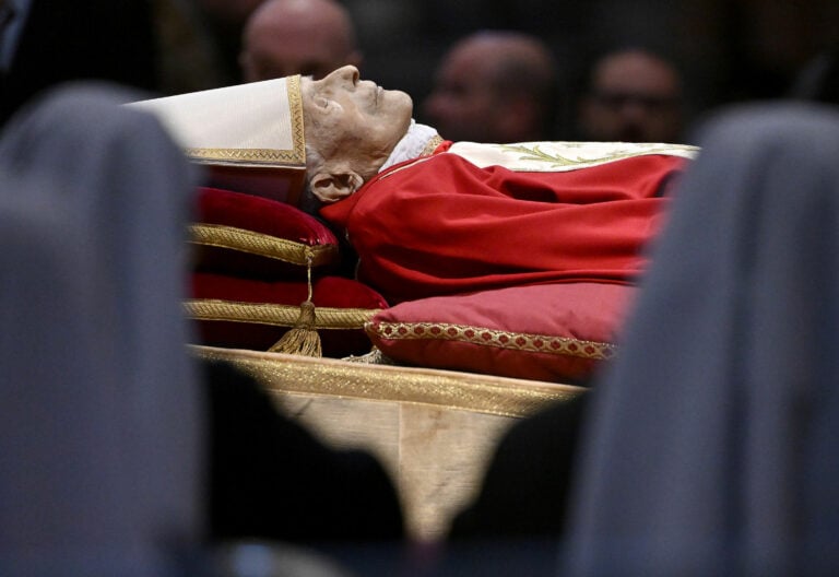 Capilla ardiente Benedicto XVI