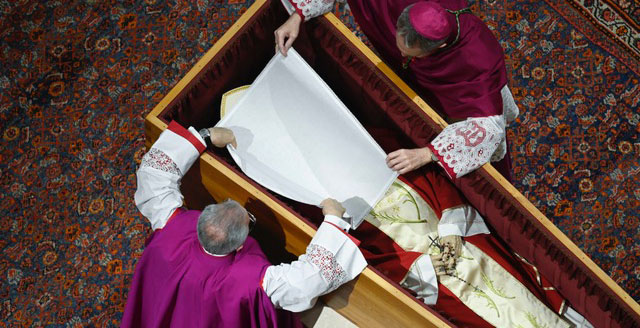 Entierro de Benedicto XVI