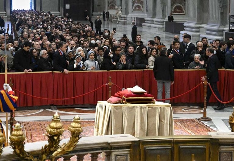 Los tribunales alemanes aparcan la demanda por encubrimiento contra Benedicto XVI