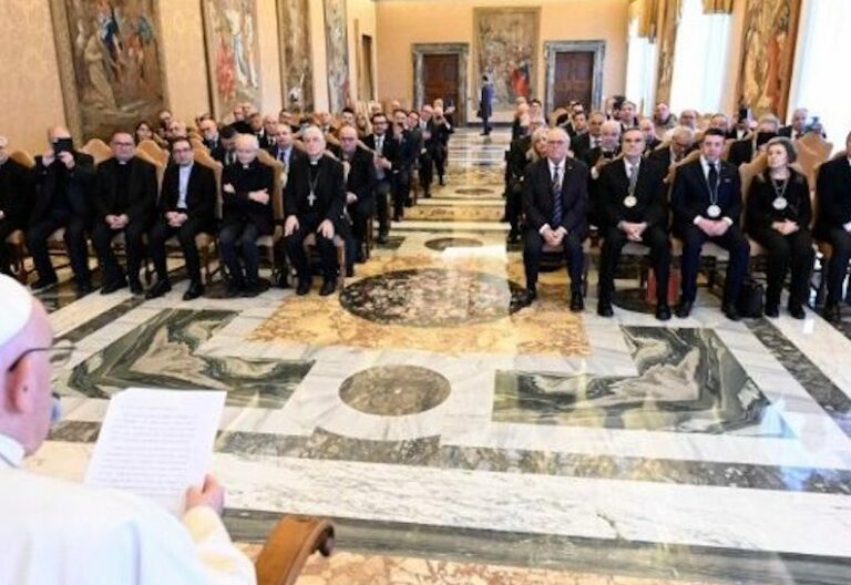 Los tres consejos de Francisco a los cofrades para que sean “misioneros del amor de Dios”