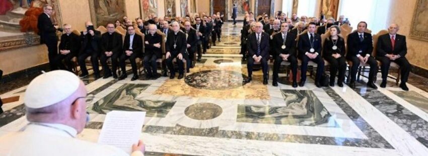 Los tres consejos de Francisco a los cofrades para que sean “misioneros del amor de Dios”