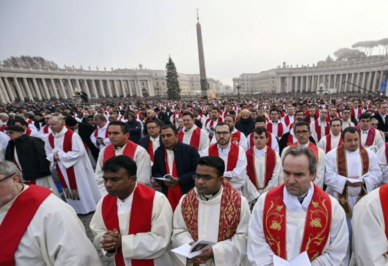 El último aplauso a Benedicto XVI