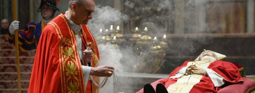 Bolaños, la reina Sofía y Celaá, la delegación española en el funeral de Benedicto XVI