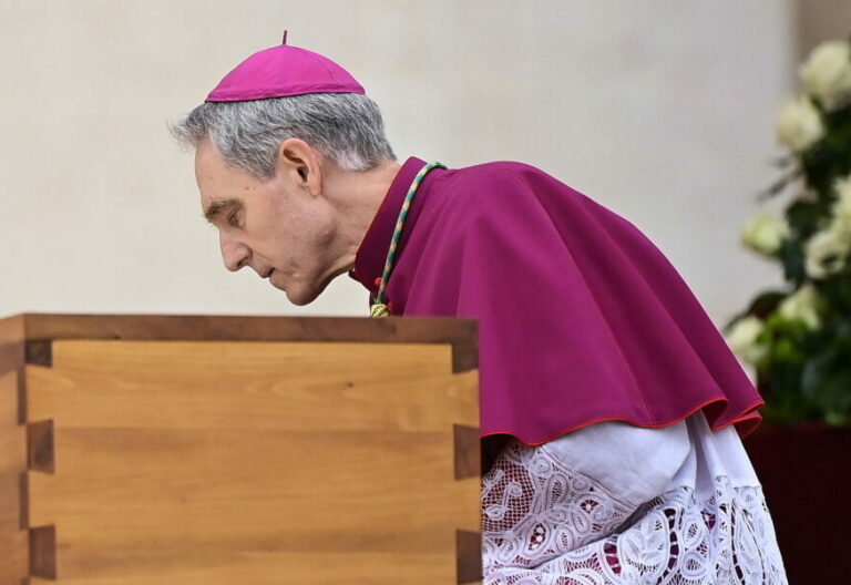 La ira (sin límites) del secretario de Benedicto XVI contra Francisco: “Me humilló”