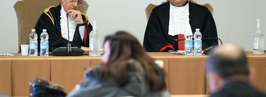 El cardenal Becciu, tras grabar conversaciones con el Papa, ahora expone un correo electrónico de