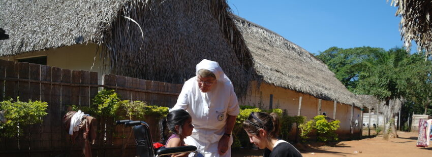 religiosa ayudando a niña