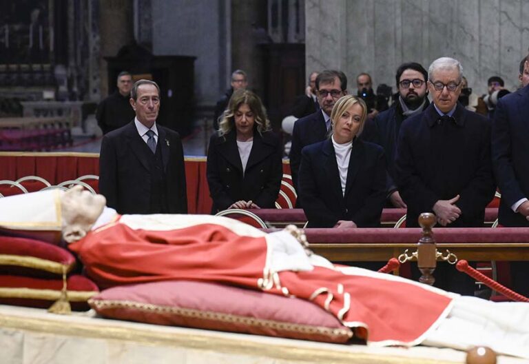 Mattarella y Meloni, de los primeros en velar el cuerpo de Benedicto XVI
