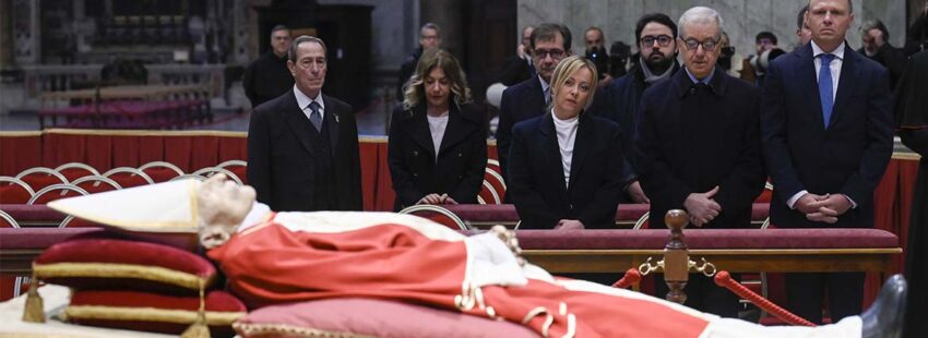 Mattarella y Meloni, de los primeros en velar el cuerpo de Benedicto XVI