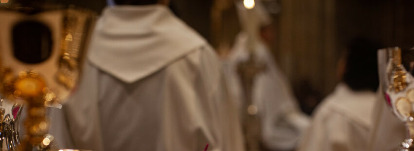 Obispo, encubrió abusos durante décadas, su diócesis está en bancarrota… y se acaba de casar