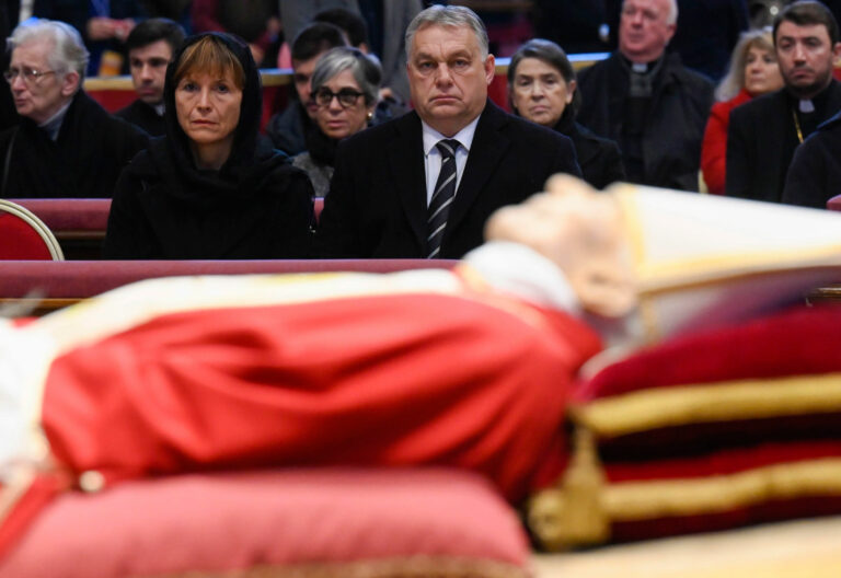 Orbán en la capilla ardiente de Benedicto XVI