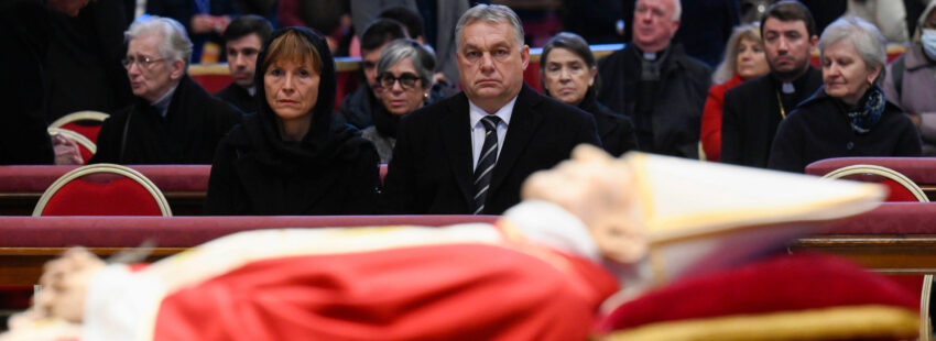 Orbán en la capilla ardiente de Benedicto XVI