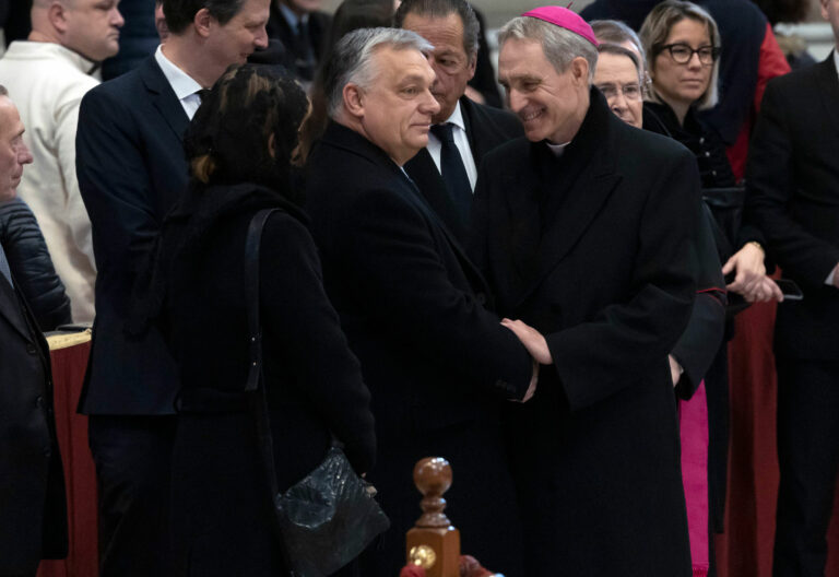 Gänswein y Orbán en la capilla ardiente de Benedicto XVI