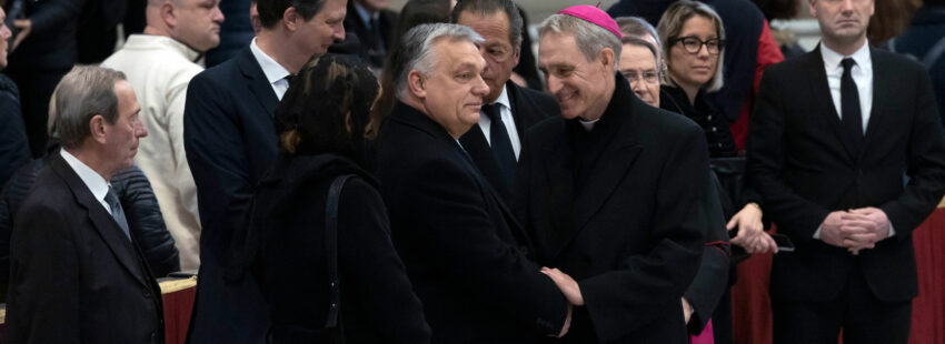 Gänswein y Orbán en la capilla ardiente de Benedicto XVI