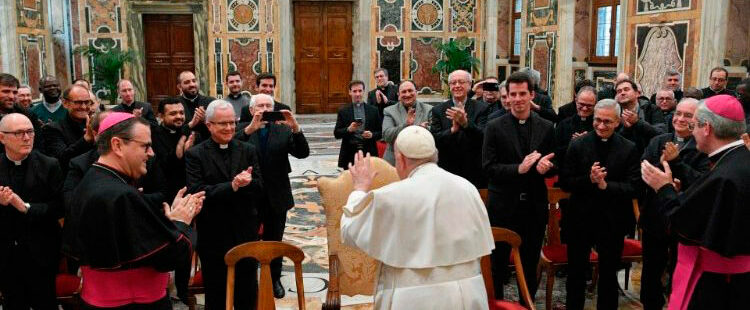 El papa Francisco, con los sacerdotes involucrados en la pastoral juvenil de Barcelona