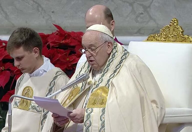 Francisco encomienda a María al “querido Papa emérito Benedicto XVI” en la misa de año nuevo