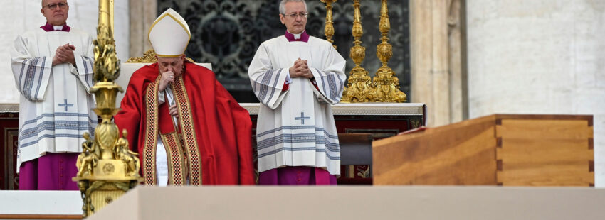 El papa Francisco despide en su funeral a Benedicto XVI