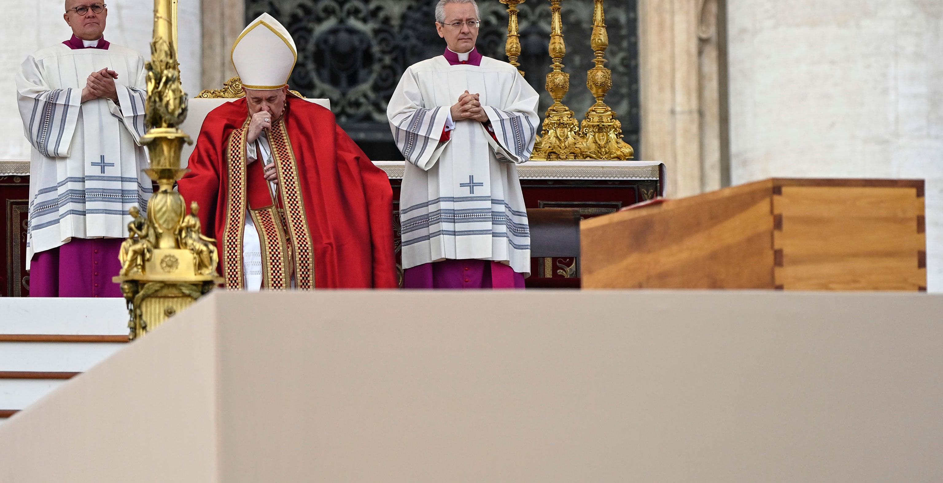 El papa Francisco despide en su funeral a Benedicto XVI