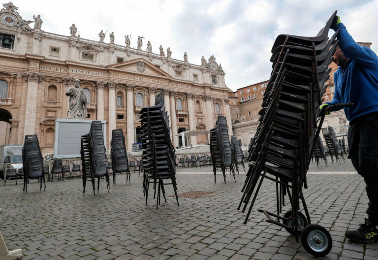Preparación del funeral de Benedicto XVI en la plaza de San Pedro