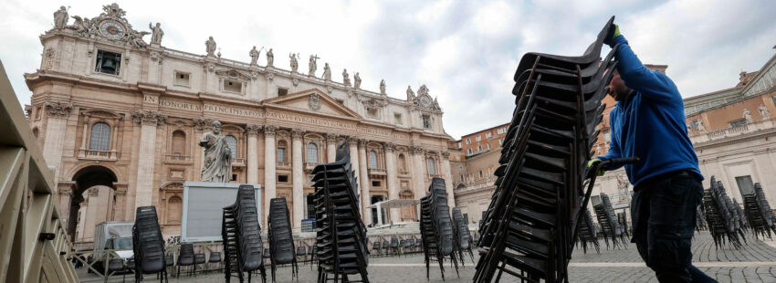 Preparación del funeral de Benedicto XVI en la plaza de San Pedro