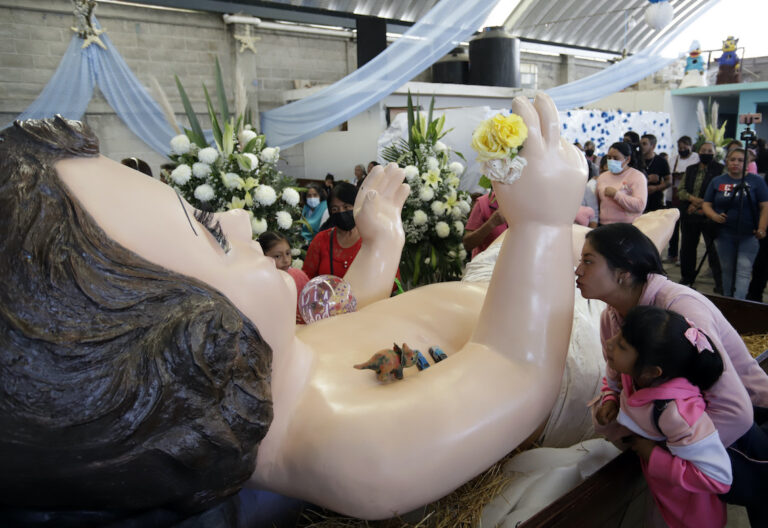 ¿El niño Jesús pesa media tonelada?
