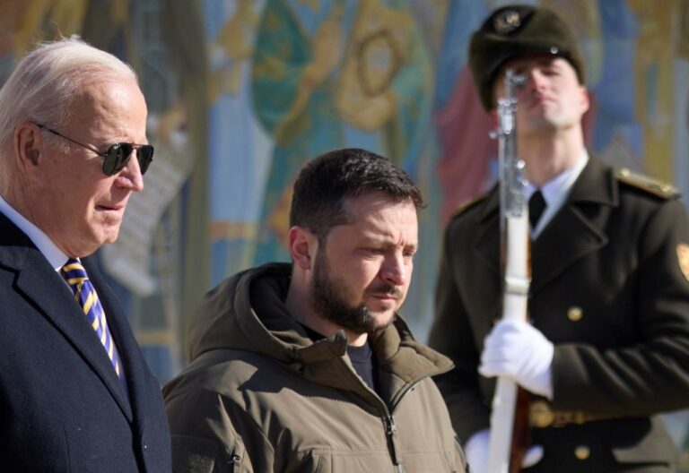 Biden, con Zelenski, visita Kiev