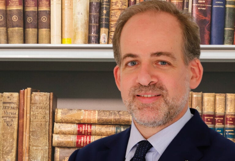 Decano Universidad Loyola