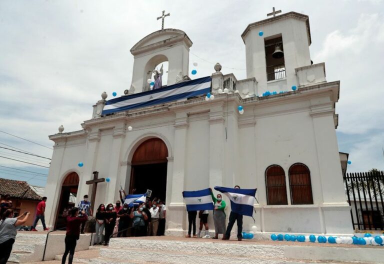 Feligreses asisten a una misa en conmemoración del tercer aniversario de las protestas contra el Gobierno que preside Daniel Ortega, en Masaya (Nicaragua), el 18 de abril de 2021