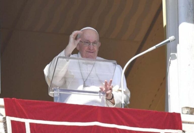 Francisco en el ángelus: una “caridad atenta y concreta” con las víctimas de Turquía, Siria,