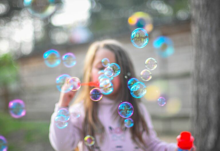 niña haciendo burbujas