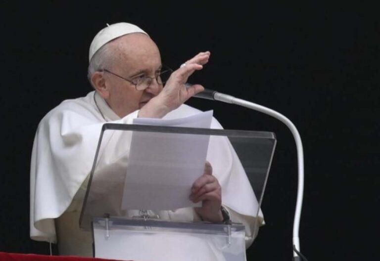 El Papa en el ángelus: “Haciendo la señal de la cruz recordamos que el amor de Dios es como un